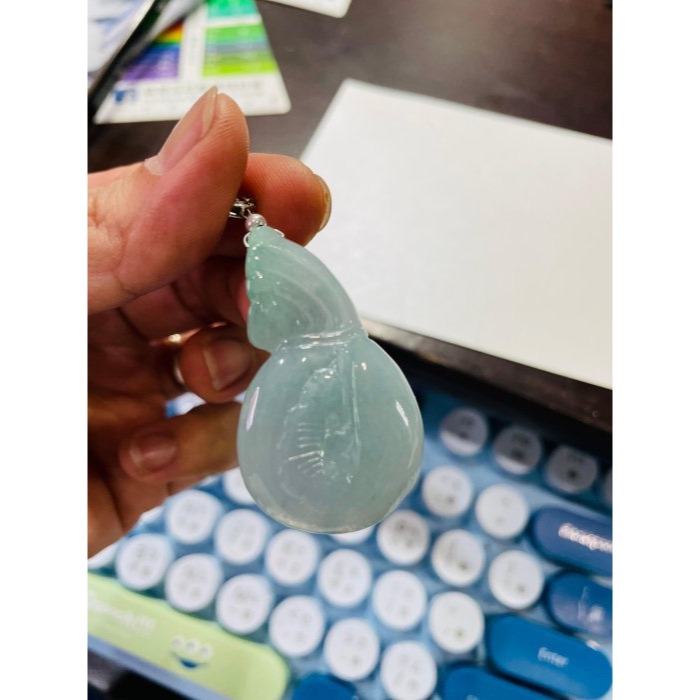 天然A貨翡翠 冰潤藍綠手工雕賺多多錢袋翡翠玉墜 勻稱滿色起冰藍綠 幾抹甜綠花點綴-細節圖9