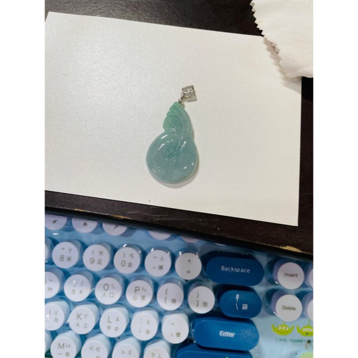 天然A貨翡翠 冰潤藍綠手工雕賺多多錢袋翡翠玉墜 勻稱滿色起冰藍綠 幾抹甜綠花點綴-細節圖11