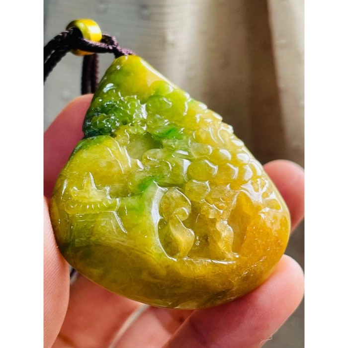 天然A貨緬甸玉 原石獨籽 老坑黃加綠手工意境雕得遇伯樂翡翠山水牌 成色飽和油亮金黃 過渡辣色陽綠-細節圖2