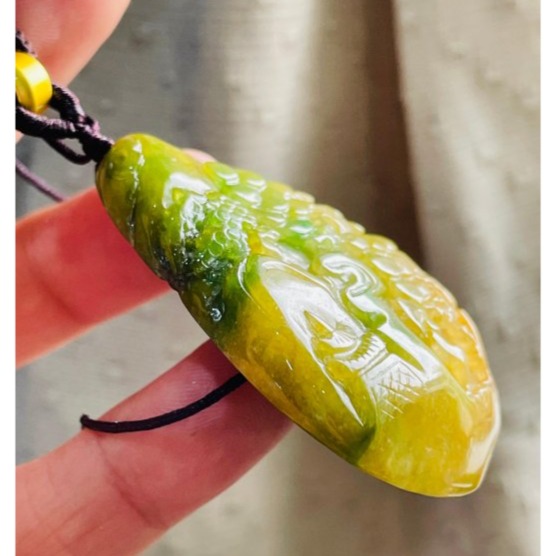 天然A貨緬甸玉 原石獨籽 老坑黃加綠手工意境雕得遇伯樂翡翠山水牌 成色飽和油亮金黃 過渡辣色陽綠-細節圖3