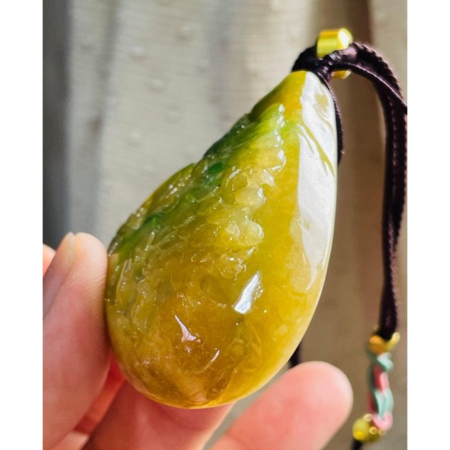 天然A貨緬甸玉 原石獨籽 老坑黃加綠手工意境雕得遇伯樂翡翠山水牌 成色飽和油亮金黃 過渡辣色陽綠-細節圖4