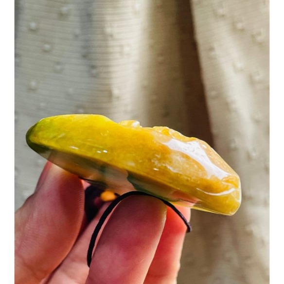 天然A貨緬甸玉 原石獨籽 老坑黃加綠手工意境雕得遇伯樂翡翠山水牌 成色飽和油亮金黃 過渡辣色陽綠-細節圖6