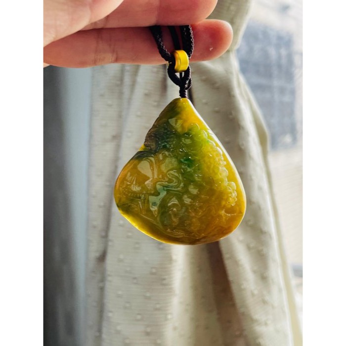 天然A貨緬甸玉 原石獨籽 老坑黃加綠手工意境雕得遇伯樂翡翠山水牌 成色飽和油亮金黃 過渡辣色陽綠-細節圖8