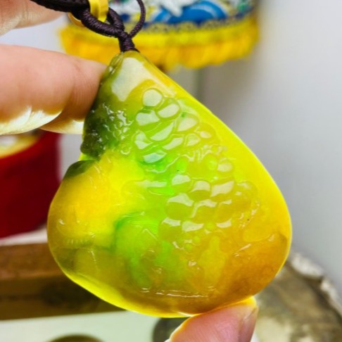 天然A貨緬甸玉 原石獨籽 老坑黃加綠手工意境雕得遇伯樂翡翠山水牌 成色飽和油亮金黃 過渡辣色陽綠-細節圖9