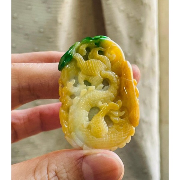 天然A貨緬甸玉 辣色黃加綠三彩手工滿雕龍光煥發翡翠小龍牌 橘黃過渡白肉 大片辣綠俏色-細節圖2