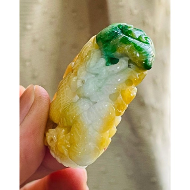 天然A貨緬甸玉 辣色黃加綠三彩手工滿雕龍光煥發翡翠小龍牌 橘黃過渡白肉 大片辣綠俏色-細節圖3