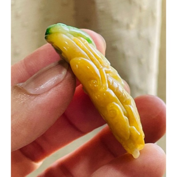 天然A貨緬甸玉 辣色黃加綠三彩手工滿雕龍光煥發翡翠小龍牌 橘黃過渡白肉 大片辣綠俏色-細節圖4
