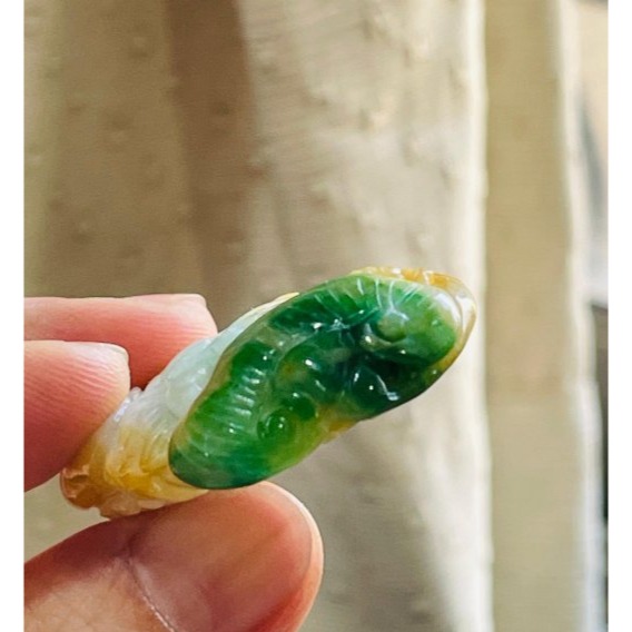 天然A貨緬甸玉 辣色黃加綠三彩手工滿雕龍光煥發翡翠小龍牌 橘黃過渡白肉 大片辣綠俏色-細節圖5
