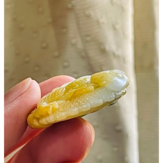 天然A貨緬甸玉 辣色黃加綠三彩手工滿雕龍光煥發翡翠小龍牌 橘黃過渡白肉 大片辣綠俏色-細節圖6