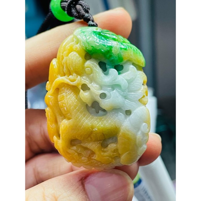 天然A貨緬甸玉 辣色黃加綠三彩手工滿雕龍光煥發翡翠小龍牌 橘黃過渡白肉 大片辣綠俏色-細節圖7