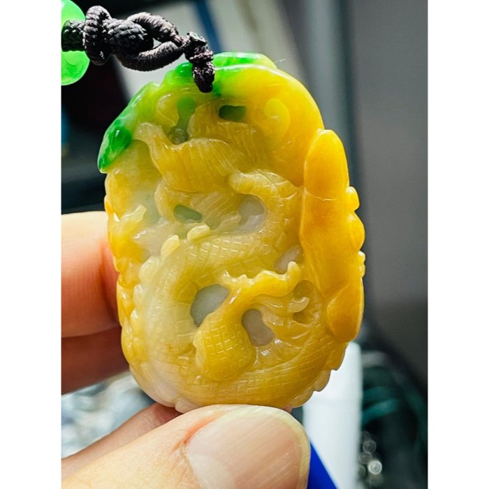 天然A貨緬甸玉 辣色黃加綠三彩手工滿雕龍光煥發翡翠小龍牌 橘黃過渡白肉 大片辣綠俏色-細節圖8