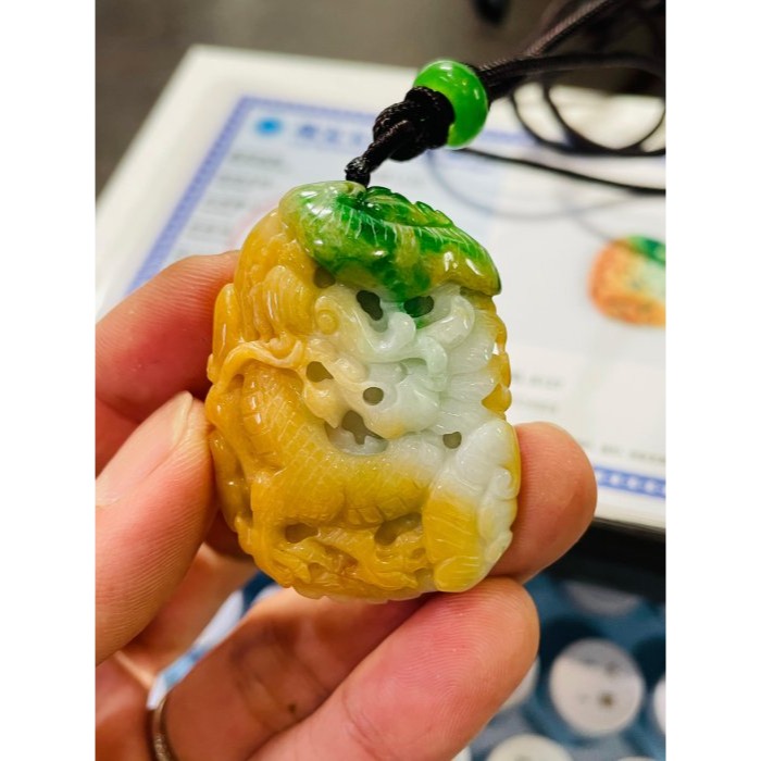 天然A貨緬甸玉 辣色黃加綠三彩手工滿雕龍光煥發翡翠小龍牌 橘黃過渡白肉 大片辣綠俏色-細節圖9
