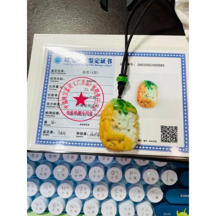 天然A貨緬甸玉 辣色黃加綠三彩手工滿雕龍光煥發翡翠小龍牌 橘黃過渡白肉 大片辣綠俏色-細節圖10