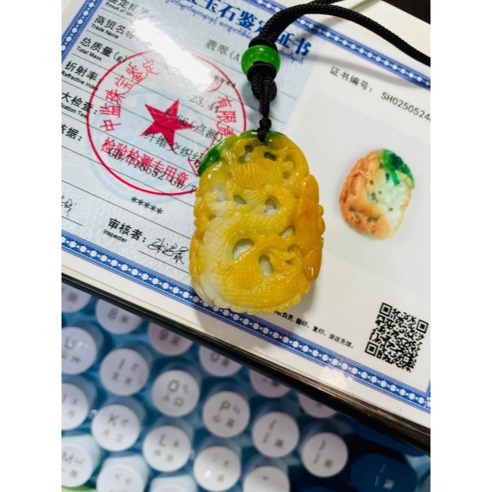 天然A貨緬甸玉 辣色黃加綠三彩手工滿雕龍光煥發翡翠小龍牌 橘黃過渡白肉 大片辣綠俏色-細節圖11