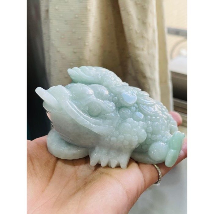 天然A貨緬甸玉 細潤淡綠俏色手工雕代代相傳三角金蟾翡翠擺件 滿滿銅錢 背上揹娃 俏果綠如意 滿綠巨無霸-細節圖2