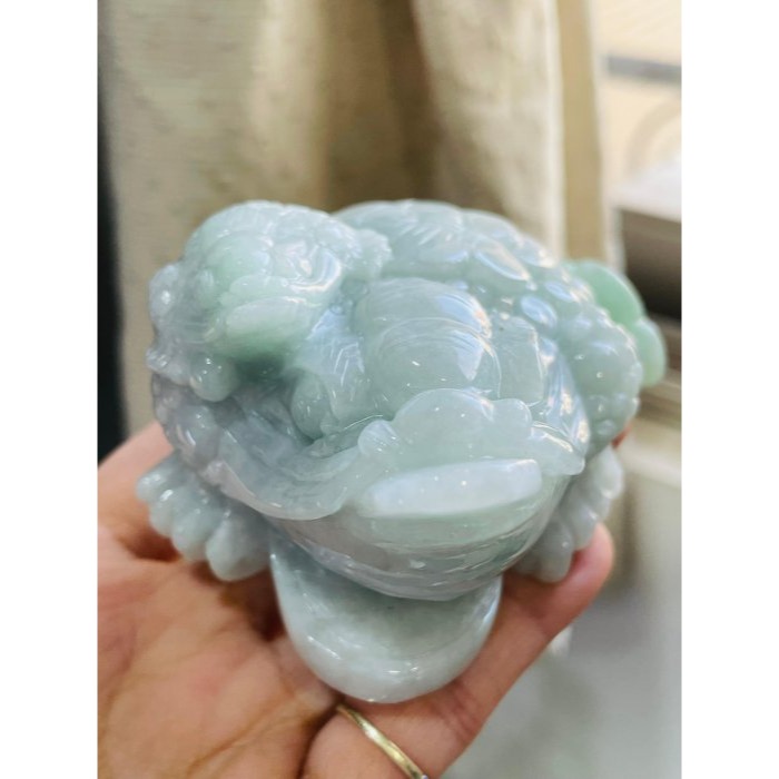 天然A貨緬甸玉 細潤淡綠俏色手工雕代代相傳三角金蟾翡翠擺件 滿滿銅錢 背上揹娃 俏果綠如意 滿綠巨無霸-細節圖3