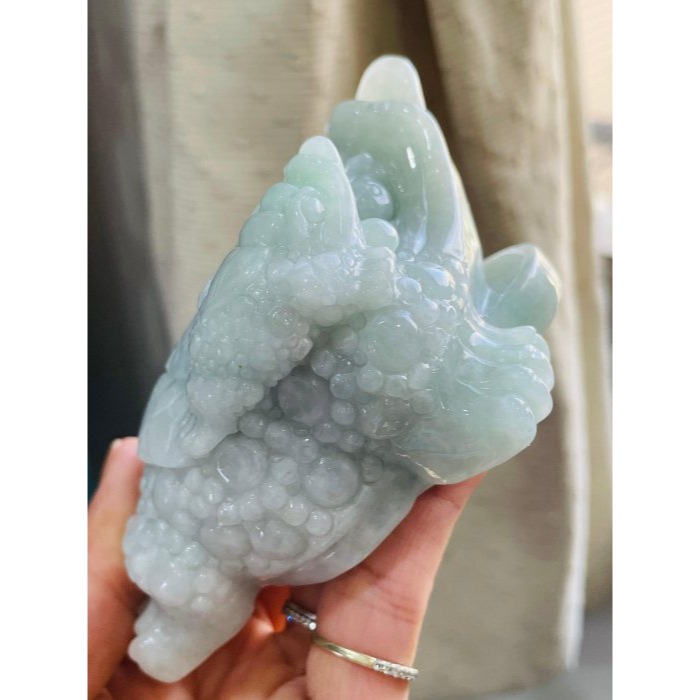天然A貨緬甸玉 細潤淡綠俏色手工雕代代相傳三角金蟾翡翠擺件 滿滿銅錢 背上揹娃 俏果綠如意 滿綠巨無霸-細節圖4