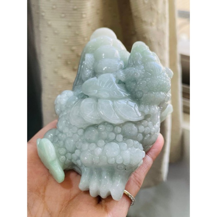 天然A貨緬甸玉 細潤淡綠俏色手工雕代代相傳三角金蟾翡翠擺件 滿滿銅錢 背上揹娃 俏果綠如意 滿綠巨無霸-細節圖5