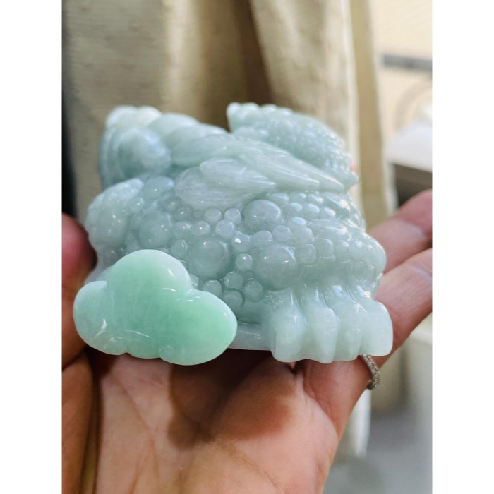 天然A貨緬甸玉 細潤淡綠俏色手工雕代代相傳三角金蟾翡翠擺件 滿滿銅錢 背上揹娃 俏果綠如意 滿綠巨無霸-細節圖6