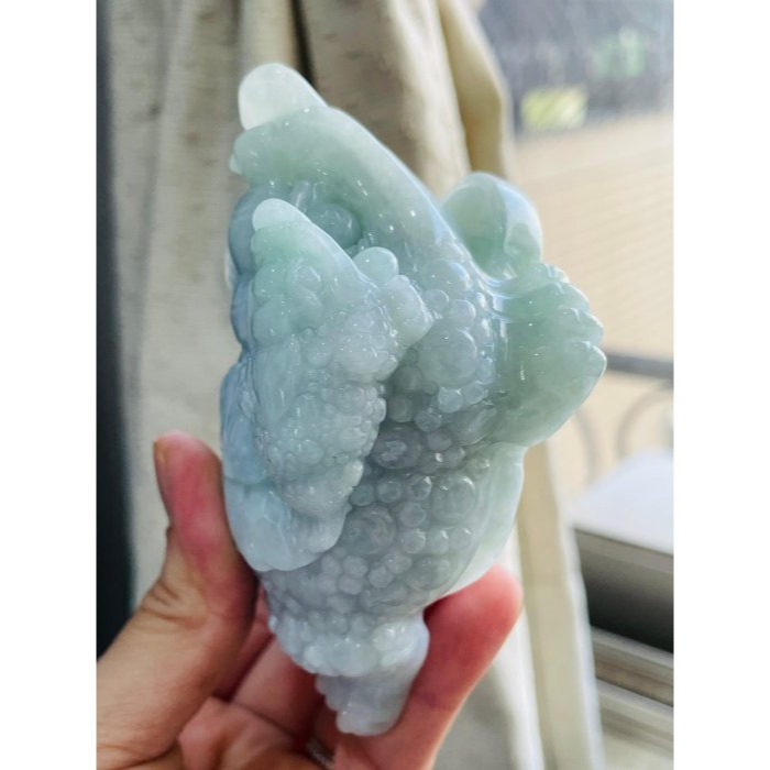 天然A貨緬甸玉 細潤淡綠俏色手工雕代代相傳三角金蟾翡翠擺件 滿滿銅錢 背上揹娃 俏果綠如意 滿綠巨無霸-細節圖7