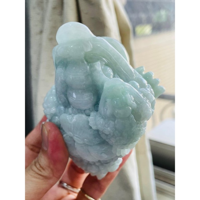 天然A貨緬甸玉 細潤淡綠俏色手工雕代代相傳三角金蟾翡翠擺件 滿滿銅錢 背上揹娃 俏果綠如意 滿綠巨無霸-細節圖8
