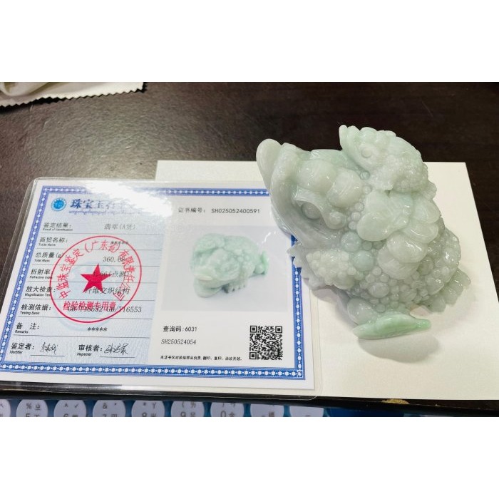 天然A貨緬甸玉 細潤淡綠俏色手工雕代代相傳三角金蟾翡翠擺件 滿滿銅錢 背上揹娃 俏果綠如意 滿綠巨無霸-細節圖11