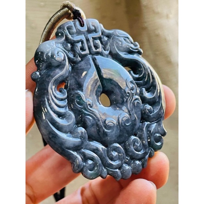 天然A貨緬甸玉 老坑烏雞綠雙面雕鸞鳳和鳴翡翠鳳牌 起冰透光黑中帶辣綠 漂亮大器平安扣牌形-細節圖4