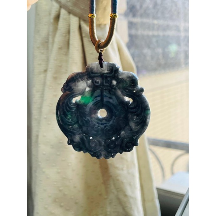 天然A貨緬甸玉 老坑烏雞綠雙面雕鸞鳳和鳴翡翠鳳牌 起冰透光黑中帶辣綠 漂亮大器平安扣牌形-細節圖8