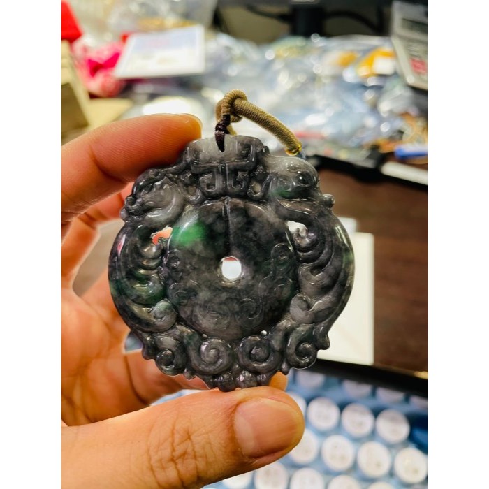 天然A貨緬甸玉 老坑烏雞綠雙面雕鸞鳳和鳴翡翠鳳牌 起冰透光黑中帶辣綠 漂亮大器平安扣牌形-細節圖10