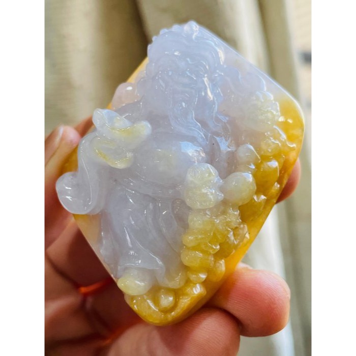 天然A貨緬甸玉 白冰帶金皮手工巧雕財神報到翡翠玉墜 粉粉晶透好水頭 黃霧巧招財進寶童子-細節圖2