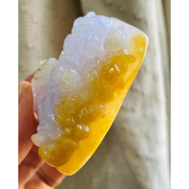 天然A貨緬甸玉 白冰帶金皮手工巧雕財神報到翡翠玉墜 粉粉晶透好水頭 黃霧巧招財進寶童子-細節圖4