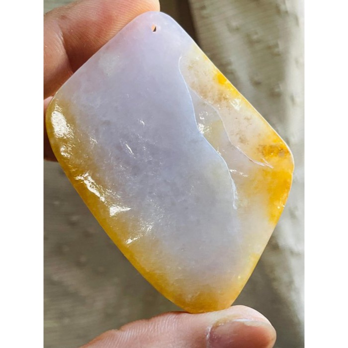 天然A貨緬甸玉 白冰帶金皮手工巧雕財神報到翡翠玉墜 粉粉晶透好水頭 黃霧巧招財進寶童子-細節圖6