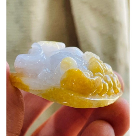 天然A貨緬甸玉 白冰帶金皮手工巧雕財神報到翡翠玉墜 粉粉晶透好水頭 黃霧巧招財進寶童子-細節圖8