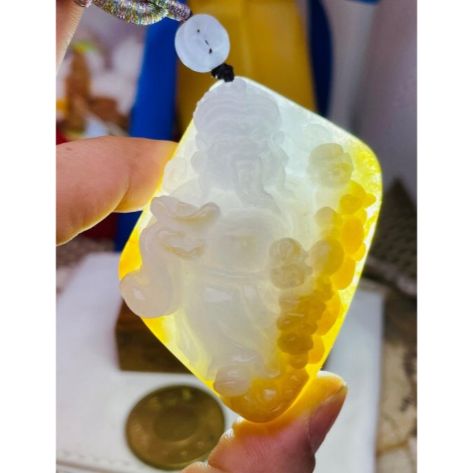 天然A貨緬甸玉 白冰帶金皮手工巧雕財神報到翡翠玉墜 粉粉晶透好水頭 黃霧巧招財進寶童子-細節圖9