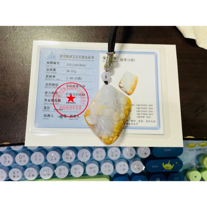 天然A貨緬甸玉 白冰帶金皮手工巧雕財神報到翡翠玉墜 粉粉晶透好水頭 黃霧巧招財進寶童子-細節圖11