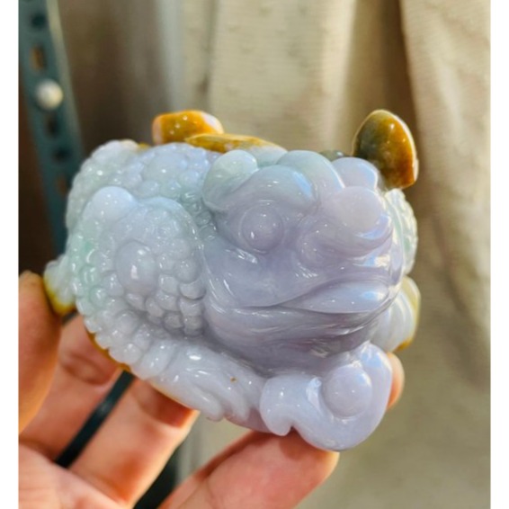 天然A貨緬甸玉 溫潤亮三彩手工雕三腳金蟾翡翠擺件 濃郁紫綠帶黃皮 色滿顯色 咬錢捧元寶滿滿銅幣如意-細節圖2