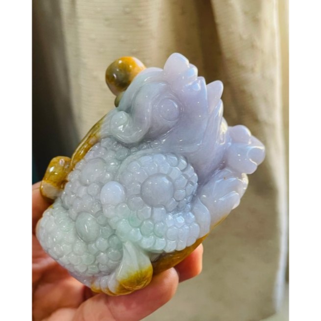 天然A貨緬甸玉 溫潤亮三彩手工雕三腳金蟾翡翠擺件 濃郁紫綠帶黃皮 色滿顯色 咬錢捧元寶滿滿銅幣如意-細節圖3