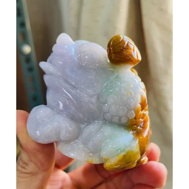 天然A貨緬甸玉 溫潤亮三彩手工雕三腳金蟾翡翠擺件 濃郁紫綠帶黃皮 色滿顯色 咬錢捧元寶滿滿銅幣如意-細節圖4