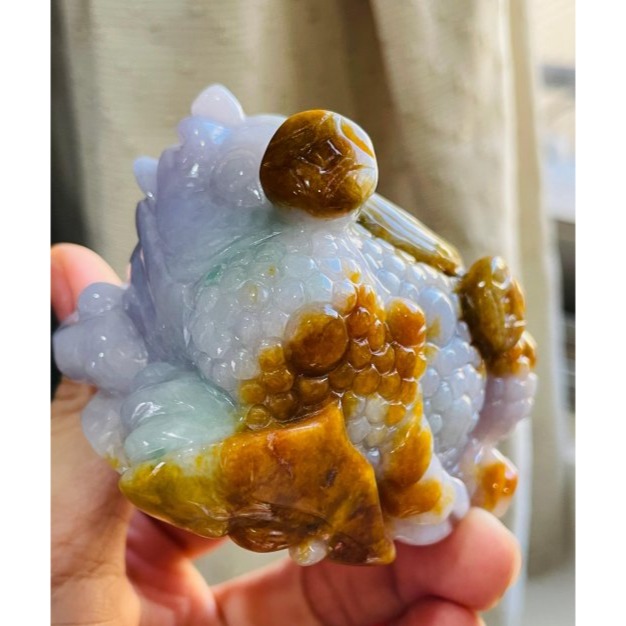 天然A貨緬甸玉 溫潤亮三彩手工雕三腳金蟾翡翠擺件 濃郁紫綠帶黃皮 色滿顯色 咬錢捧元寶滿滿銅幣如意-細節圖5