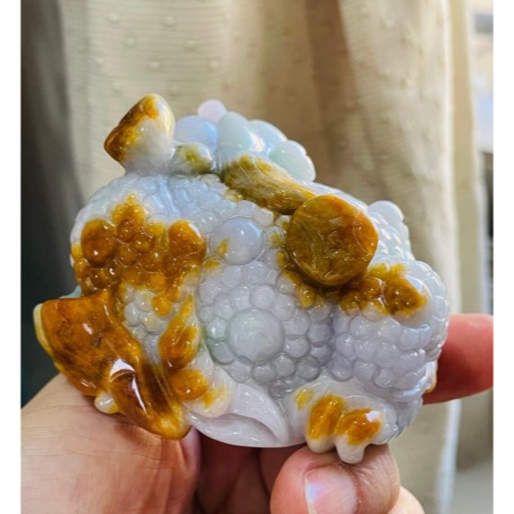 天然A貨緬甸玉 溫潤亮三彩手工雕三腳金蟾翡翠擺件 濃郁紫綠帶黃皮 色滿顯色 咬錢捧元寶滿滿銅幣如意-細節圖6