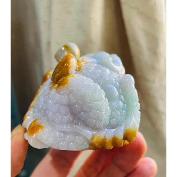 天然A貨緬甸玉 溫潤亮三彩手工雕三腳金蟾翡翠擺件 濃郁紫綠帶黃皮 色滿顯色 咬錢捧元寶滿滿銅幣如意-細節圖7