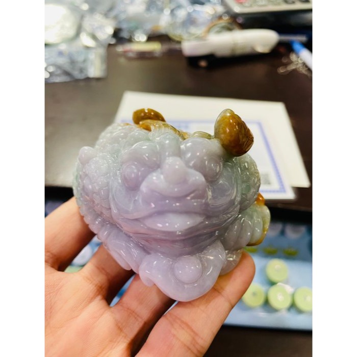 天然A貨緬甸玉 溫潤亮三彩手工雕三腳金蟾翡翠擺件 濃郁紫綠帶黃皮 色滿顯色 咬錢捧元寶滿滿銅幣如意-細節圖9