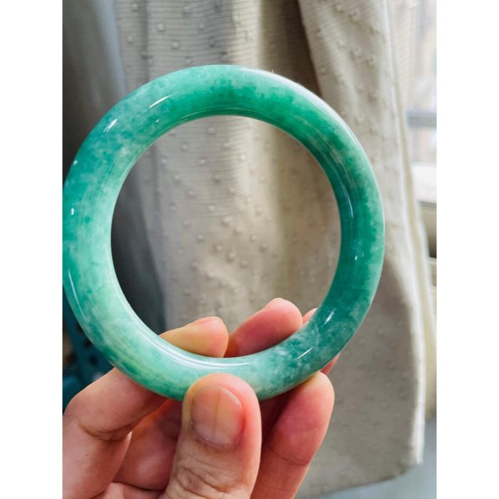 天然A貨緬甸玉 冰濃綠粗條翡翠圓骨鐲58.3 19圍 起冰濃郁正綠 貴氣滿綠手鐲 完美度92% 附台証-細節圖2