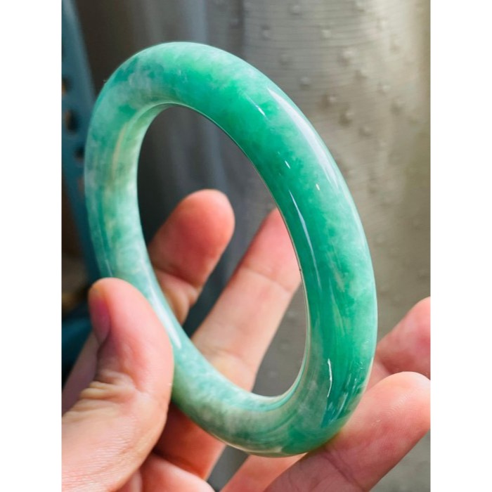 天然A貨緬甸玉 冰濃綠粗條翡翠圓骨鐲58.3 19圍 起冰濃郁正綠 貴氣滿綠手鐲 完美度92% 附台証-細節圖3