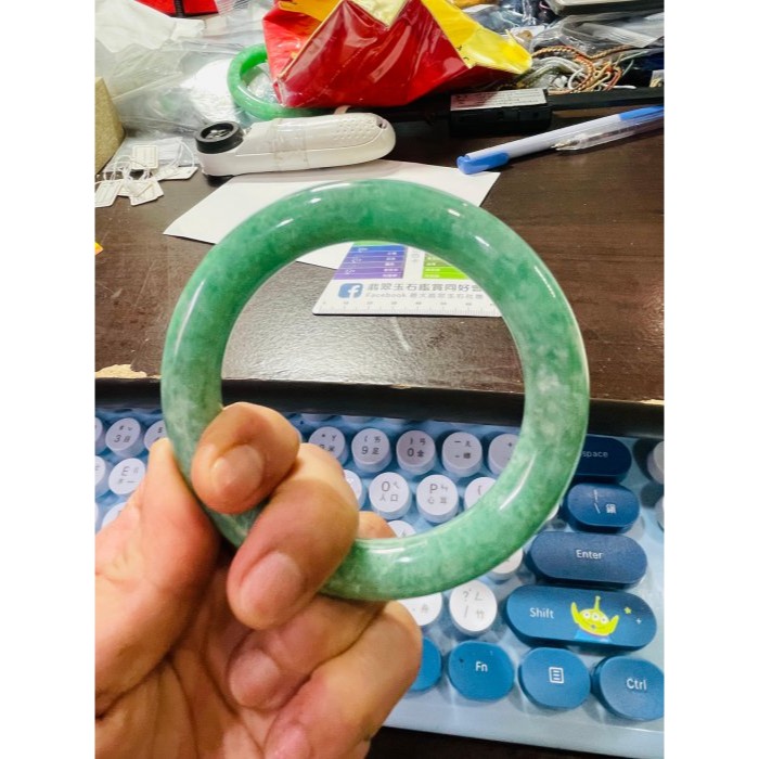 天然A貨緬甸玉 冰濃綠粗條翡翠圓骨鐲58.3 19圍 起冰濃郁正綠 貴氣滿綠手鐲 完美度92% 附台証-細節圖9