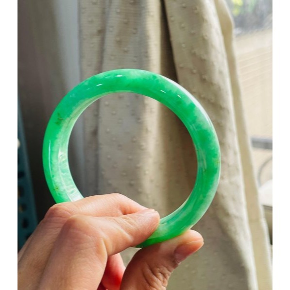 天然A貨緬甸玉 冰陽綠藏金厚條翡翠平安鐲57.5 18.5圍 辣色滿揚綠 色純鮮艷 全透光 完美度99%附台証-細節圖2