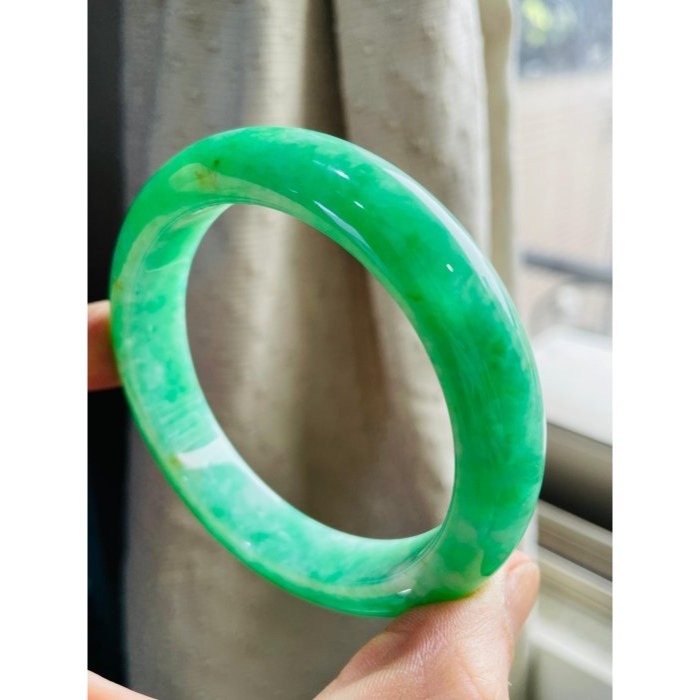 天然A貨緬甸玉 冰陽綠藏金厚條翡翠平安鐲57.5 18.5圍 辣色滿揚綠 色純鮮艷 全透光 完美度99%附台証-細節圖3