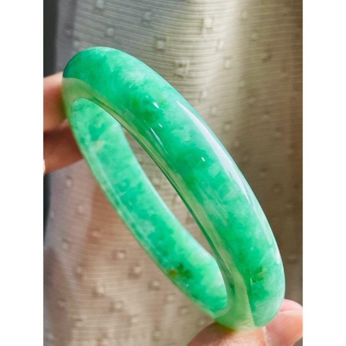 天然A貨緬甸玉 冰陽綠藏金厚條翡翠平安鐲57.5 18.5圍 辣色滿揚綠 色純鮮艷 全透光 完美度99%附台証-細節圖4