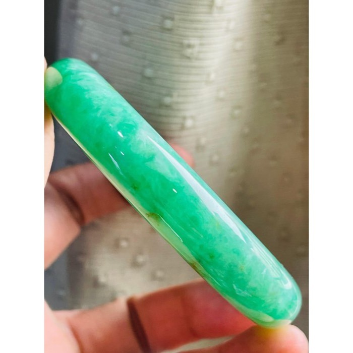 天然A貨緬甸玉 冰陽綠藏金厚條翡翠平安鐲57.5 18.5圍 辣色滿揚綠 色純鮮艷 全透光 完美度99%附台証-細節圖5