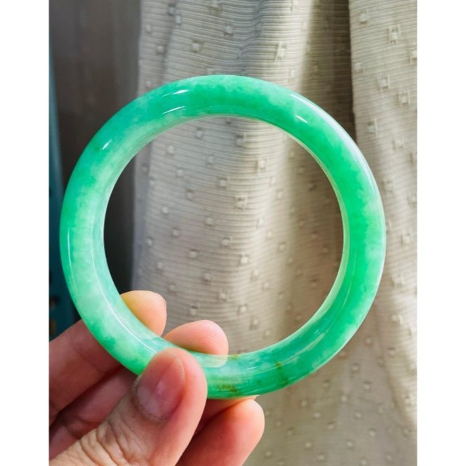 天然A貨緬甸玉 冰陽綠藏金厚條翡翠平安鐲57.5 18.5圍 辣色滿揚綠 色純鮮艷 全透光 完美度99%附台証-細節圖7